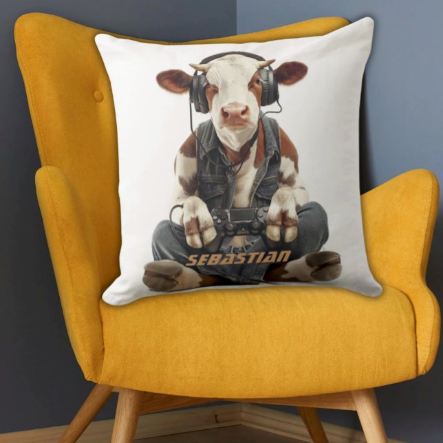 Vaca personalizada para jugadores de Cojín decorat (Funny Cow playing video games wearing jeans and headphones white personalized kids pillow)