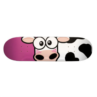 Vaca ruborizada en patineta rosa