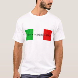 Vada una bandera del italiano de la camisa del