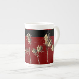 Vainas de semillas en una taza de porcelana Bone C