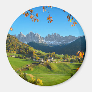 Val di Funes con hojas de otoño alrededor del imán