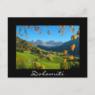Val di Funes con hojas de otoño con tarjeta negra