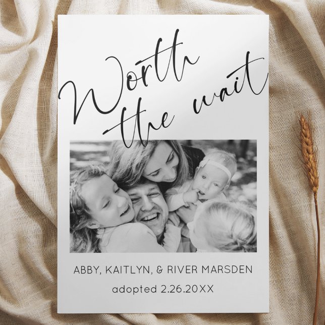 "Vale la pena esperar" Foto Tarjeta de Invitación  ("worth the wait" adoption phot announcement card black and white script modern simple typography)