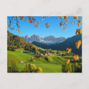 Valle de Funes con postales de hojas otoñales