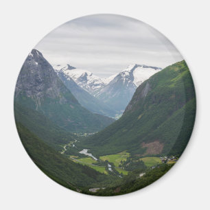 Valle de Hjelle en el imán redondo de Noruega
