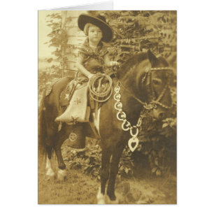 Vaquera joven occidental del vintage en caballo