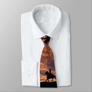Vaquero en la corbata de la puesta del sol