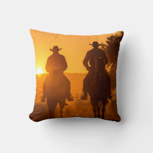 Vaquero y Cojín decorativo al atardecer