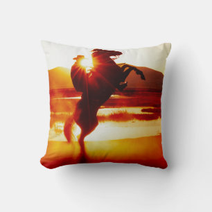 Vaquero y Cojín decorativo al atardecer