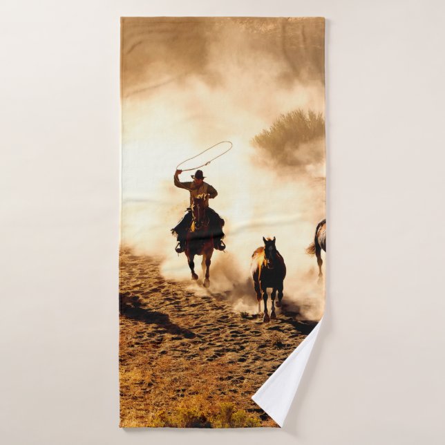 Vaqueros persiguiendo caballos marchosos. (Toalla de baño)