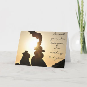 Vare la tarjeta del adorno con cita, escóndala