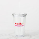 Vaso Acrílico Soltera de color rojo y rosa mínimo<br><div class="desc">Este diseño personalizado de Bridesmaid presenta una audaz tipografía retro en color rojo cereza y rosa rubor. Puede personalizar fácilmente el nombre y la función o agregar su mensaje personalizado. ¡El accesorio perfecto y elegante para una dama de honor o una soltera!</div>