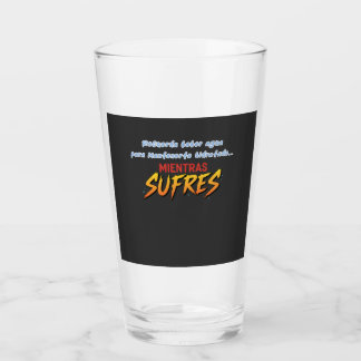 Vaso bebe agua mientras sufres