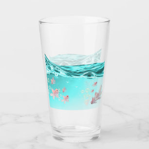 vaso  con agua azul  y peces