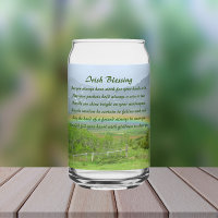 Arcoiris irlandés tradicional en el valle de la be