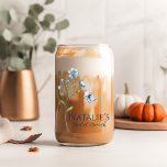 Vaso Con Forma De Lata Café helado con ducha de novia personalizada con f<br><div class="desc">Haz que tu ducha de novia destaque con estas deliciosas gafas de café heladas. Perfecto para una ducha de novia en bar o como favores temáticos, estos vasos tienen un encantador diseño de flores silvestres que capta la esencia de su día especial. Personalice cada vaso con el nombre de la...</div>