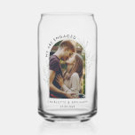 Vaso Con Forma De Lata Compromiso moderno de Bodas de arte fotográfico Ke<br><div class="desc">Celebra la alegre unión de tus seres queridos con este obsequio de regalo de compromiso boda, con una foto personalizado de la pareja feliz que puedes reemplazar con tu foto. Este tesoro intemporal captura bellamente su amor, proporcionando un recuerdo sincero de su día especial. Perfecto para exhibirse en un manto,...</div>