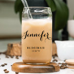 Vaso Con Forma De Lata Dama de honor personalizada con nombre de regalo p<br><div class="desc">La lata de vidrio personalizada para dama de honor con nombre y fecha de boda presenta el nombre de tu dama de honor en elegante letra de caligrafía con el texto "Dama de honor" y la fecha de tu boda debajo. Hecho a medida para tus damas de honor. Hace un...</div>