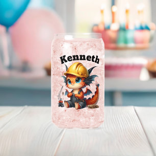 Vaso Con Forma De Lata Dragón bebé en un gorra duro construye una torre