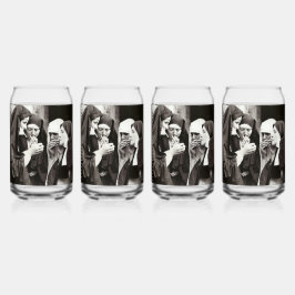 Vaso Con Forma De Lata Fotografía de las monjas humeantes de la época