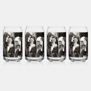 Vaso Con Forma De Lata Fotografía de las monjas humeantes de la época