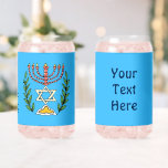 Vaso Con Forma De Lata Magen persa David Menorah<br><div class="desc">Esta imagen fue adaptada de una antigua teja judía persa y cuenta con una menorah con un Magen David (Estrella de David) enmarcado por ramas de olivo. Se han conservado las imperfecciones de la imagen original pintada a mano. Personalizar añadiendo su propio texto en el reverso.</div>