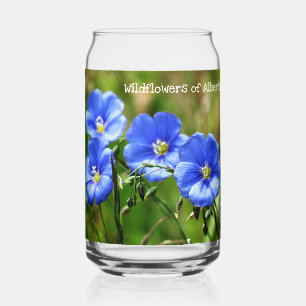 Vaso Con Forma De Lata Magnificas flores silvestres azules destacan contr