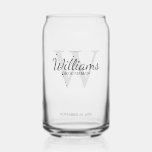 Vaso Con Forma De Lata Monograma de guión personalizado y Groomsmen de no<br><div class="desc">Añada un toque personal a su boda con un regalo personalizado para los padrinos. Este diseño presenta el nombre de groomsman personalizado en estilo de fuente de escritura clásico gris con detalles bodas en estilo de fuente serif clásico gris y monograma en estilo de fuente serif clásico gris claro como...</div>