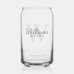 Vaso Con Forma De Lata Monograma de guión personalizado y Groomsmen de no<br><div class="desc">Añada un toque personal a su boda con un regalo personalizado para los padrinos. Este diseño presenta el nombre de groomsman personalizado en estilo de fuente de escritura clásico gris con detalles bodas en estilo de fuente serif clásico gris y monograma en estilo de fuente serif clásico gris claro como...</div>