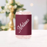 Vaso Con Forma De Lata Monograma de guiones, rojo moderno<br><div class="desc">La tipografía de guiones grandes hace una declaración audaz contra el fondo púrpura pálido. Sencillo pero elegante,  es un regalo personal que les encantará por cumpleaños,  Navidades,  bodas y más.</div>