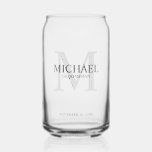 Vaso Con Forma De Lata Monograma masculino personalizado y Groomsmen de n<br><div class="desc">Añada un toque personal a su boda con un regalo personalizado para los padrinos. Este diseño presenta el nombre personalizado del groomsman con título en gris y monograma en gris claro como fondo, en estilo clásico de tipo de letra serif. También perfecto para el mejor hombre, padre de la novia,...</div>
