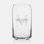 Vaso Con Forma De Lata Monograma masculino personalizado y Groomsmen de n<br><div class="desc">Añada un toque personal a su boda con un regalo personalizado para los padrinos. Este diseño presenta el nombre personalizado del groomsman con título en gris y monograma en gris claro como fondo, en estilo clásico de tipo de letra serif. También perfecto para el mejor hombre, padre de la novia,...</div>