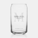 Vaso Con Forma De Lata Monograma y nombre de la dama de honor personaliza<br><div class="desc">Añada un toque personal a su boda con el monograma y el regalo de nombre de la dama de honor. Este diseño presenta el nombre personalizado de la dama de honor con título y fecha boda en gris y monograma en gris claro como fondo, en estilo clásico de tipo de...</div>