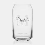 Vaso Con Forma De Lata Monograma y nombre de la dama de honor personaliza<br><div class="desc">Los regalos personalizados de Bridesmaids presentan el nombre personalizado de la dama de honor en estilo de tipo de letra gris clásico y monograma en estilo de fuente serif gris claro clásico como fondo con título y fecha boda en estilo de tipo de letra serif gris clásico. También es perfecto...</div>