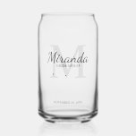 Vaso Con Forma De Lata Monograma y nombre de la dama de honor personaliza<br><div class="desc">Los regalos personalizados de Bridesmaids presentan el nombre personalizado de la dama de honor en estilo de tipo de letra gris clásico y monograma en estilo de fuente serif gris claro clásico como fondo con título y fecha boda en estilo de tipo de letra serif gris clásico. También es perfecto...</div>