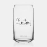 Vaso Con Forma De Lata Nombre de las Bridesmaids Personalizadas Modernas<br><div class="desc">Regalos personalizados de Bridesmaids con el nombre personalizado de la dama de honor en estilo de letra de escritura moderno con título y fecha boda en estilo de letra sans serif moderno. También perfecto para la empleada de honor,  la niña flor,  la madre de la novia y más.</div>