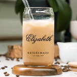 Vaso Con Forma De Lata Personalizado de la dama de honor Fiesta de matrim<br><div class="desc">El Personalizado de la dama de honor, el Partido de matrimonio de nombre personalizado Can Glass presenta el nombre de la dama de honor en un elegante guión de caligrafía con el texto "Noviaria" y la fecha de su boda a continuación. Personalizado hecha para las damas de honor. Hace un...</div>