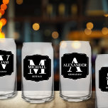 Vaso Con Forma De Lata Propuesta de Groomsman monograma personalizado y e<br><div class="desc">¿Buscando la manera perfecta de proponerte a tus padrinos? ¡No hay más que estos padrinos personalizados pueden hacer gafas! Con un diseño elegante y moderno, estos vasos se pueden personalizar con el monograma, nombre y papel de sus padrinos en su boda. Perfecto para disfrutar de una cerveza fría con los...</div>