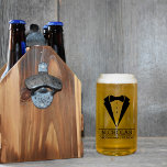 Vaso Con Forma De Lata Regalo de nombres personalizados modernos para los<br><div class="desc">Eleva tus regalos de los padrinos con nuestra lata de vidrio personalizado, un conservador atemporal que combina estilo y personalización. La elegante silueta de un esmoquin marca la tónica, mientras que bajo ella, el nombre del campesino y la fecha boda le dan un toque de individualidad. Diseñado para aquellos que...</div>