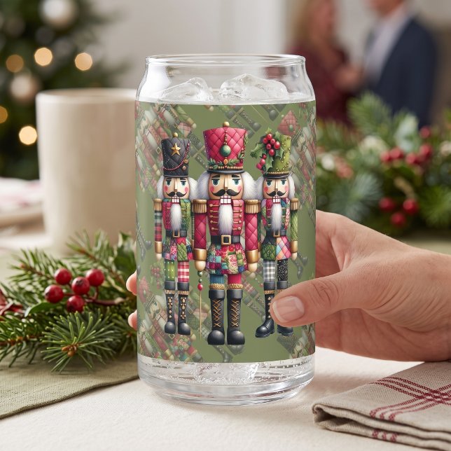 Vaso Con Forma De Lata Trío de Cascanueces Navideños de Patchwork Caprich (Whimsical Patchwork Christmas Nutcracker Trio Can Glass)