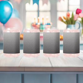 Vaso Con Forma De Lata una foto en blanco y negro de una pared_