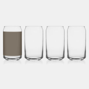 Vaso Con Forma De Lata una pared marrón con un reloj en blanco y negro