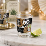 Vaso De Chupito 60 y Fabuloso Brillo Dorado 2 Fotos Cumpleaños 60<br><div class="desc">Copo para bebida de cumpleaños número 60 con purpurina dorada y 2 fotos, 60 y Fabuloso. Este vaso es perfecto para mantener su bebida favorita fría mientras agrega un toque de glamour a sus celebraciones de cumpleaños. El vaso presenta un impresionante diseño de purpurina dorada con el número 60. Es...</div>