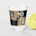 Vaso De Chupito 70 y Fabulous Gold Purpurina 2 Photo 70th Birthday<br><div class="desc">70 y Fabulous Gold Purpurina 2 Photo 70th Birthday Shot Glass. Este vaso es perfecto para mantener tu bebida favorita fría y también para añadir un toque de glamour a las celebraciones de tu cumpleaños. El cristal presenta un impresionante diseño purpurina dorado con el número 70. Es un accesorio divertido...</div>