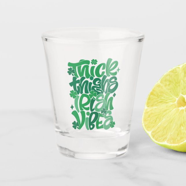 Vaso De Chupito Afortunado “Muslos Gruesos Vibraciones Irlandesas” (Anverso)