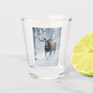 Vaso De Chupito Alce macho caminando a través de la nieve boreal