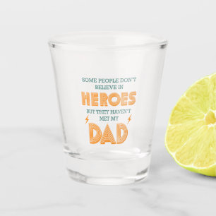 Vaso De Chupito Algunas personas no creen en los héroes pero sí lo