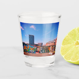 Vaso De Chupito Altura detrás del muro de graffiti.