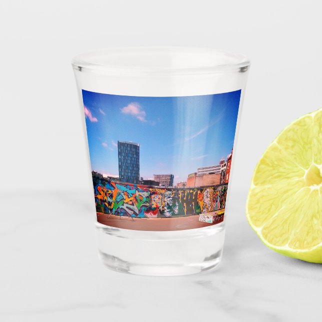 Vaso De Chupito Altura detrás del muro de graffiti. (Anverso)