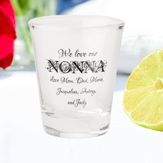 Vaso De Chupito Amamos Nuestro Nonna - Modernos Nombres Familiares ("We Love Our Nonna" - Modern Personalized Family Names Shot Glass just for her.)